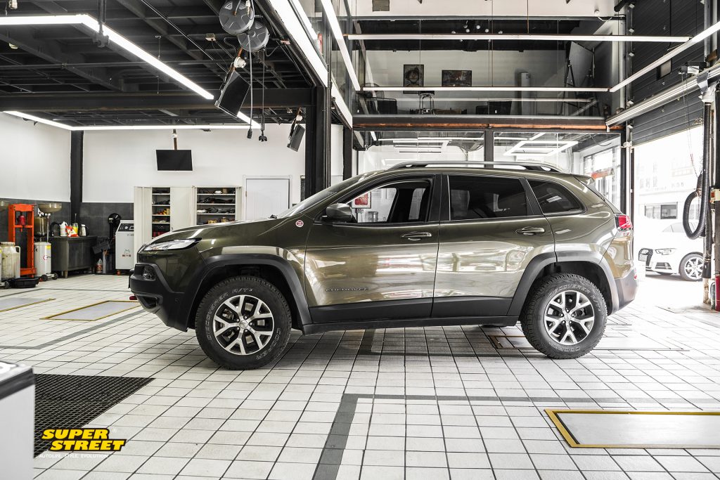 SuperStreet保养日记-JEEP自由光更换安索签名0W-20全合成机油