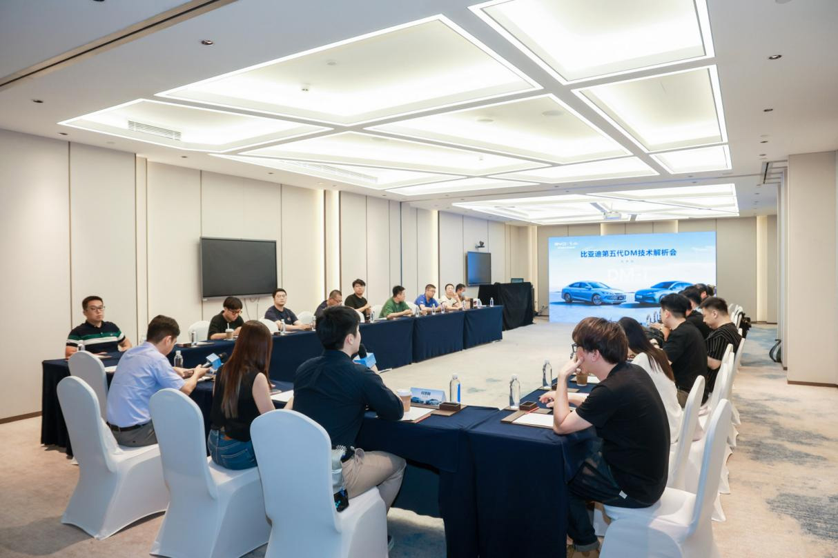如何做到油耗减半、续航翻倍？深度解析比亚迪第五代DM技术